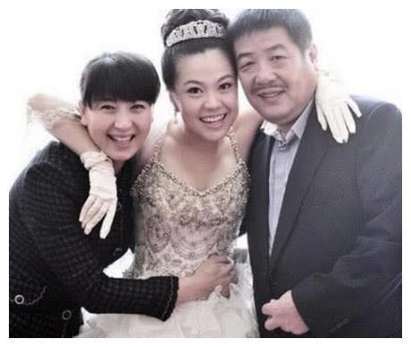 47岁闫学晶近照曝光:和老公合照像“父女”,儿子颜值一言难尽