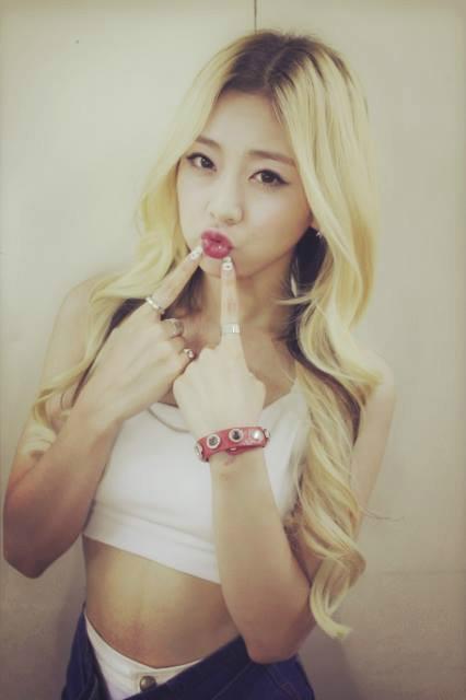 23岁韩国新星权梨世葬礼,死因让人心酸,绯闻男友吴世勋含泪悼念!