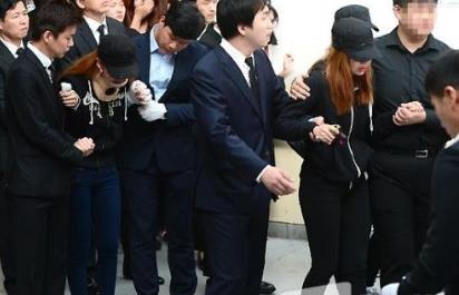 23岁韩国新星权梨世葬礼,死因让人心酸,绯闻男友吴世勋含泪悼念!