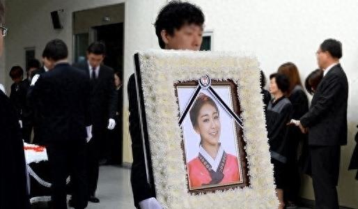 23岁韩国新星权梨世葬礼,死因让人心酸,绯闻男友吴世勋含泪悼念!