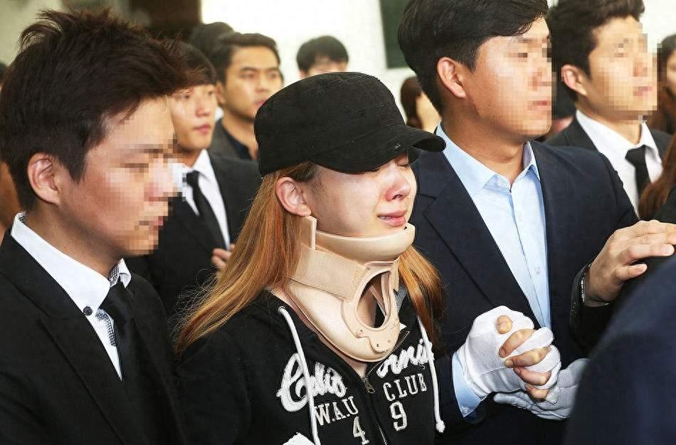 23岁韩国新星权梨世葬礼,死因让人心酸,绯闻男友吴世勋含泪悼念!