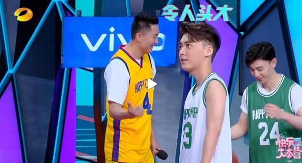 李易峰节目中竟用球砸何老师，何炅没回应，粉丝却炸了