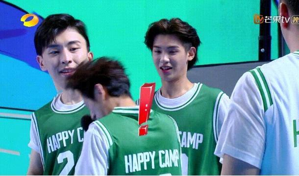 李易峰节目中竟用球砸何老师，何炅没回应，粉丝却炸了