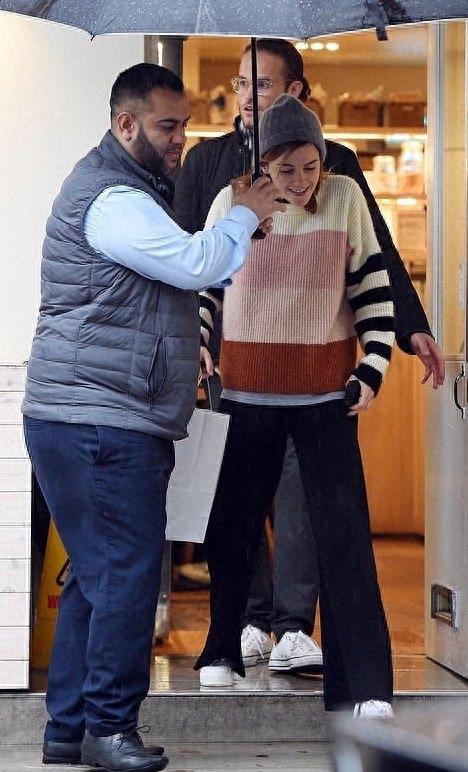 新恋情曝光!艾玛·沃特森与神秘男子街头亲吻