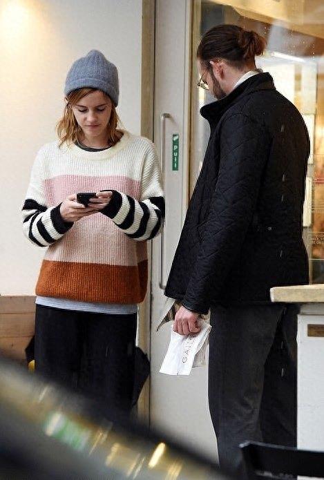 新恋情曝光!艾玛·沃特森与神秘男子街头亲吻