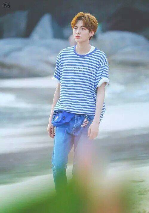 蔡徐坤胸肌,朱正廷腹肌,百分九男团的身材担当