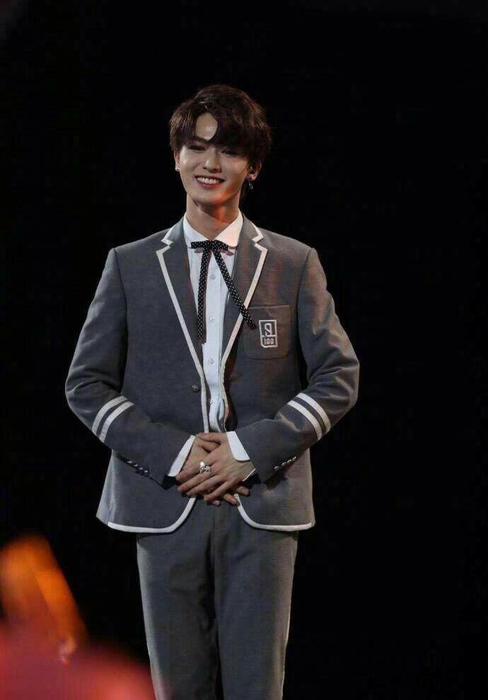 蔡徐坤胸肌,朱正廷腹肌,百分九男团的身材担当