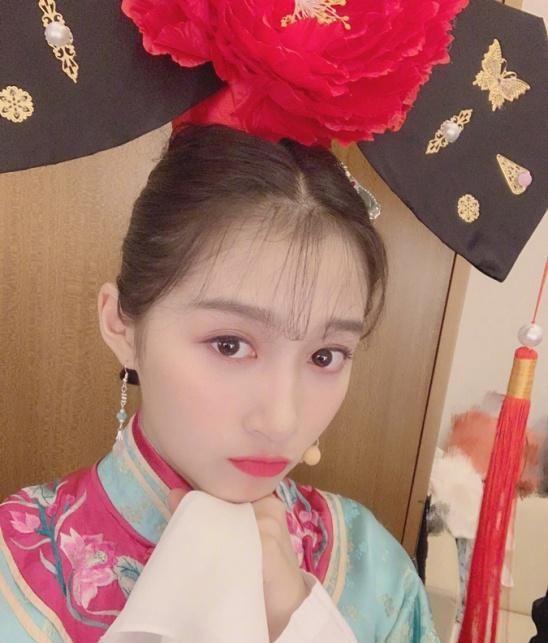 关晓彤晒清装造型自拍,娇媚可人名副其实的“京圈格格”