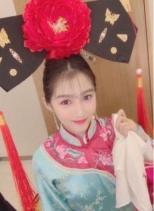 ​关晓彤晒清装造型自拍，娇媚可人名副其实的“京圈格格”