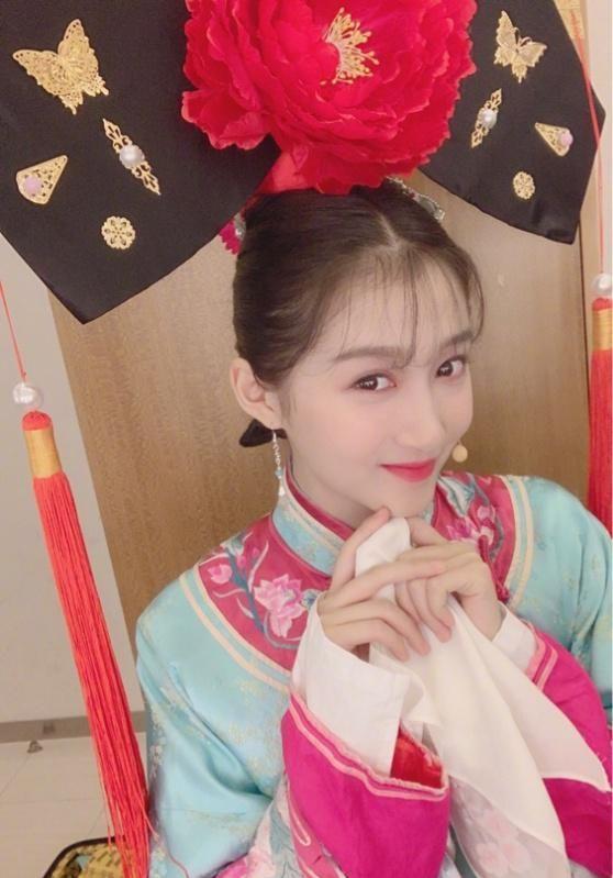 关晓彤晒清装造型自拍,娇媚可人名副其实的“京圈格格”