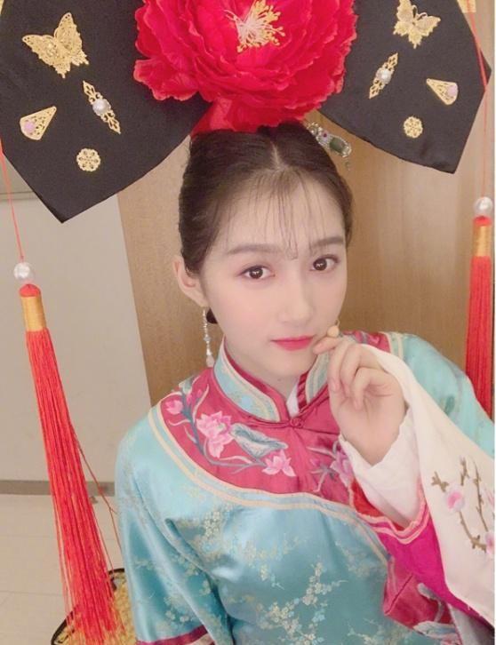 关晓彤晒清装造型自拍,娇媚可人名副其实的“京圈格格”