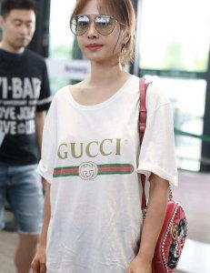 ​蔡依林穿衣时髦，一线大牌白T恤遮住短裤，高调秀出粉色过膝长靴