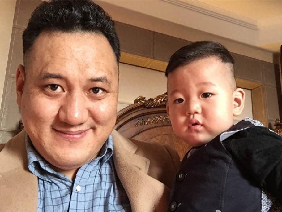 “藏族歌后”降央卓玛近照,老公魁梧低调有来头,儿子超可爱