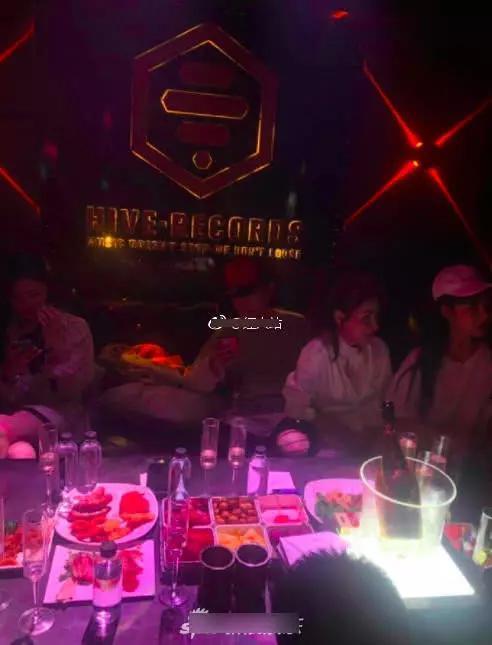王思聪杭州夜店被曝一晚消费30万，王校长被网红环绕只顾玩手机