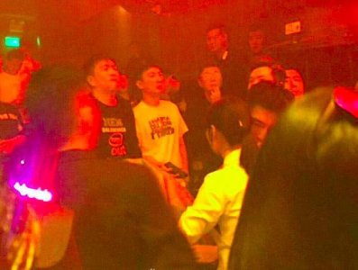 ​王思聪杭州夜店被曝一晚消费30万，王校长被网红环绕只顾玩手机