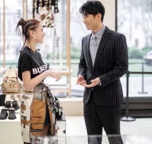 何超莲微博晒照，穿白色泳衣性感滑水，大长腿女生看了也心动！