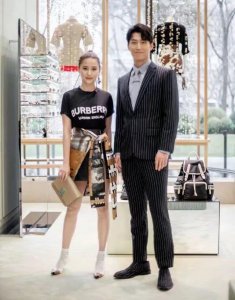 ​何超莲微博晒照，穿白色泳衣性感滑水，大长腿女生看了也心动！