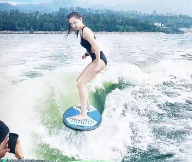 何超莲微博晒照，穿白色泳衣性感滑水，大长腿女生看了也心动！