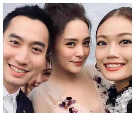 阿娇香港婚礼！伴娘穿着正常，阿娇深V最美，3次甜吻老公秀甜蜜