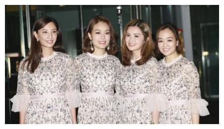 阿娇香港婚礼！伴娘穿着正常，阿娇深V最美，3次甜吻老公秀甜蜜