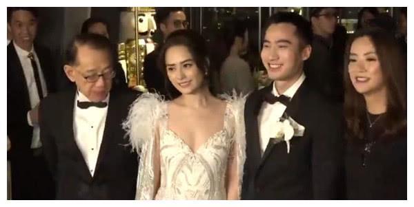 阿娇香港婚礼！伴娘穿着正常，阿娇深V最美，3次甜吻老公秀甜蜜