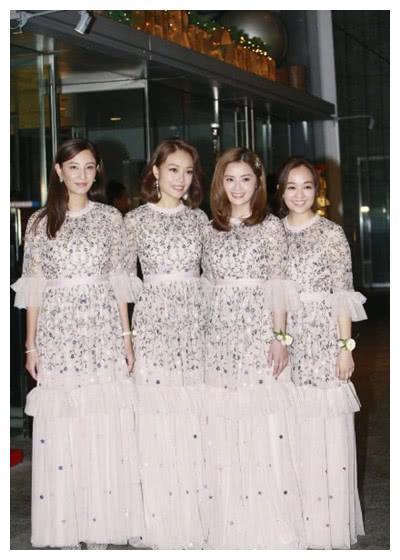 阿娇香港婚礼！伴娘穿着正常，阿娇深V最美，3次甜吻老公秀甜蜜