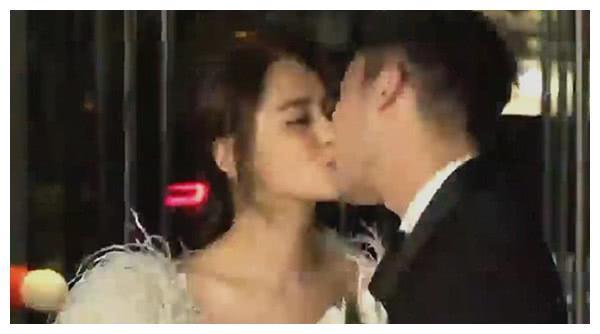 阿娇香港婚礼！伴娘穿着正常，阿娇深V最美，3次甜吻老公秀甜蜜