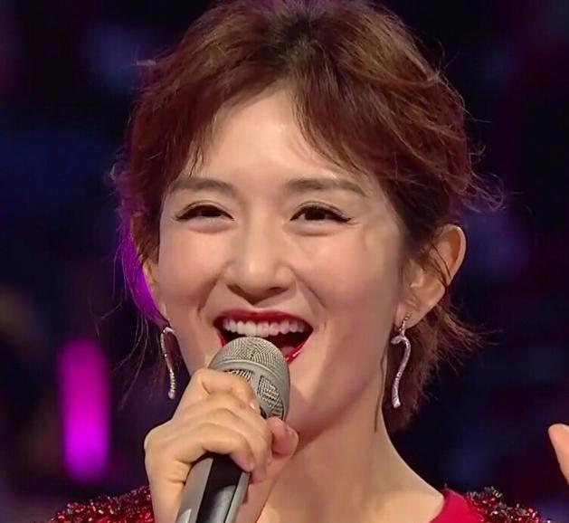 娱乐资讯:跨年夜朱一龙肉眼可见紧张,与白宇隔空同台