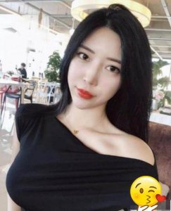 ​王思聪花2亿请她直播被拒，如今找了个小17岁男星，被赞很般配