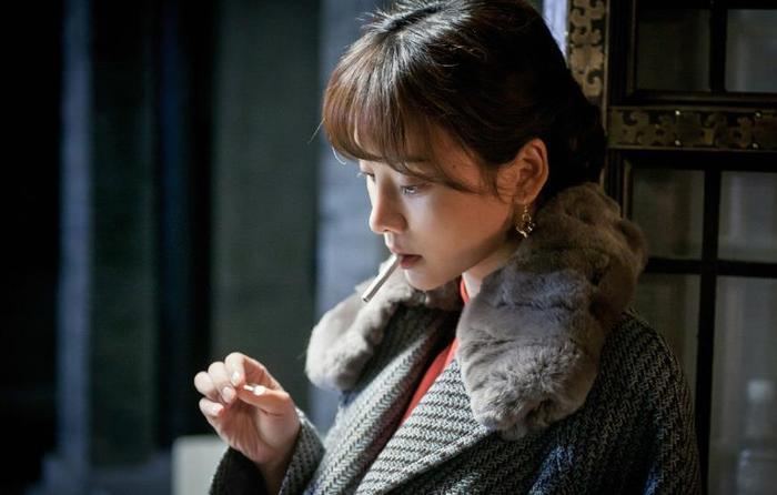 娱乐圈6大女星抽烟,郑爽让人怜惜,赵丽颖让人恨不起来