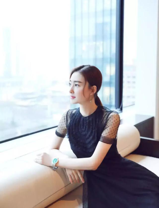 王丽坤一颦一笑都美如画卷！黑色纱裙展窈窕身姿，犹如出水芙蓉