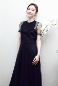 ​王丽坤一颦一笑都美如画卷！黑色纱裙展窈窕身姿，犹如出水芙蓉