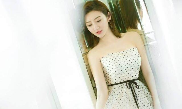 景甜母亲过生日,张继科相拥在准岳父岳母身旁,看来离结婚不远了