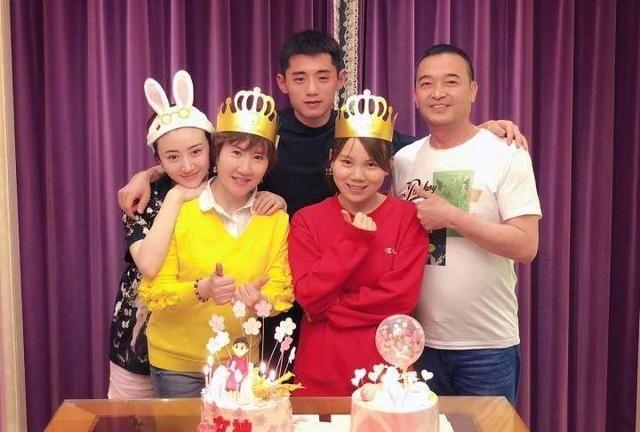 景甜母亲过生日,张继科相拥在准岳父岳母身旁,看来离结婚不远了