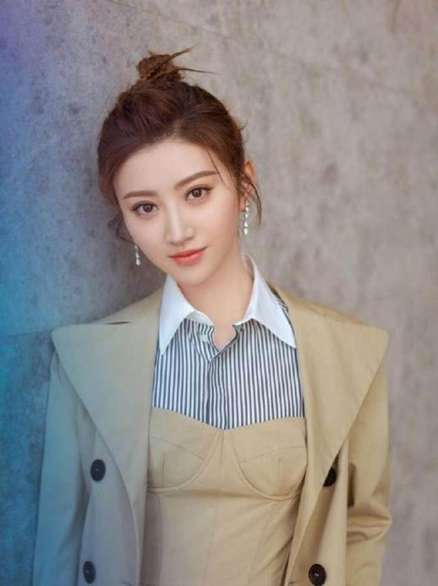 景甜母亲过生日,张继科相拥在准岳父岳母身旁,看来离结婚不远了