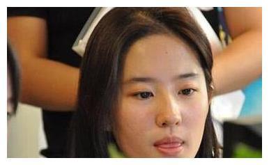 刘亦菲的真实素颜照,有没有燃起你当明星的信心?