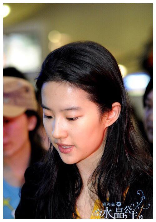 刘亦菲的真实素颜照,有没有燃起你当明星的信心?