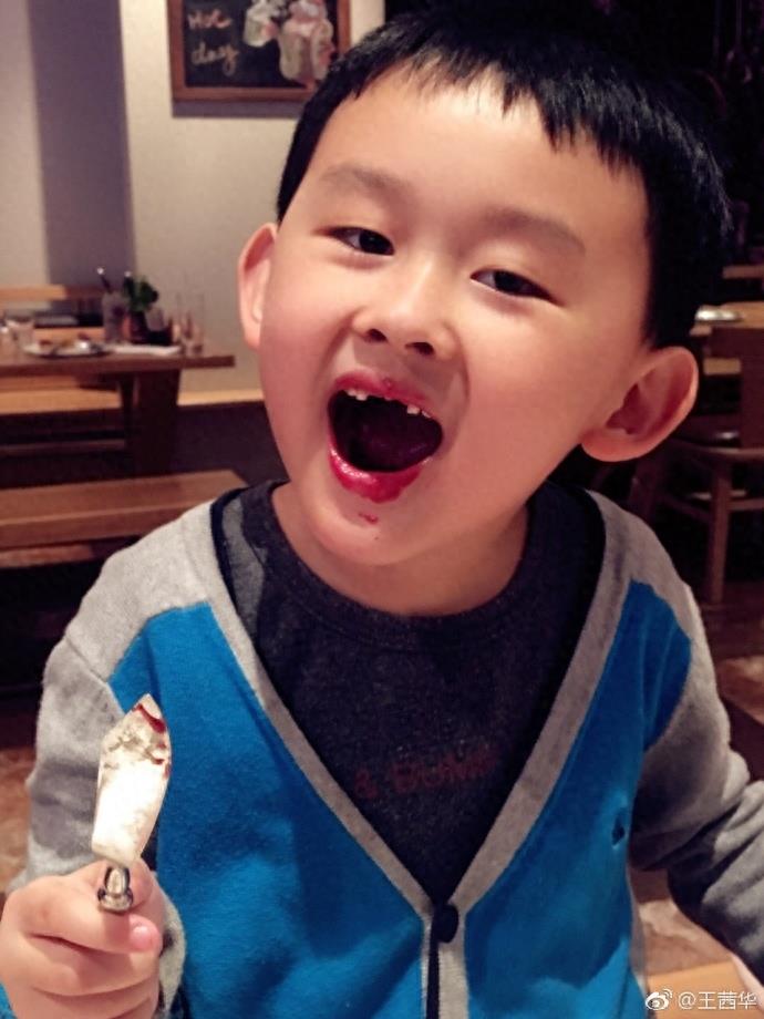 47岁王茜华全家出游照,素颜端庄漂亮 导演老公超有才 乖巧儿子浓眉大眼