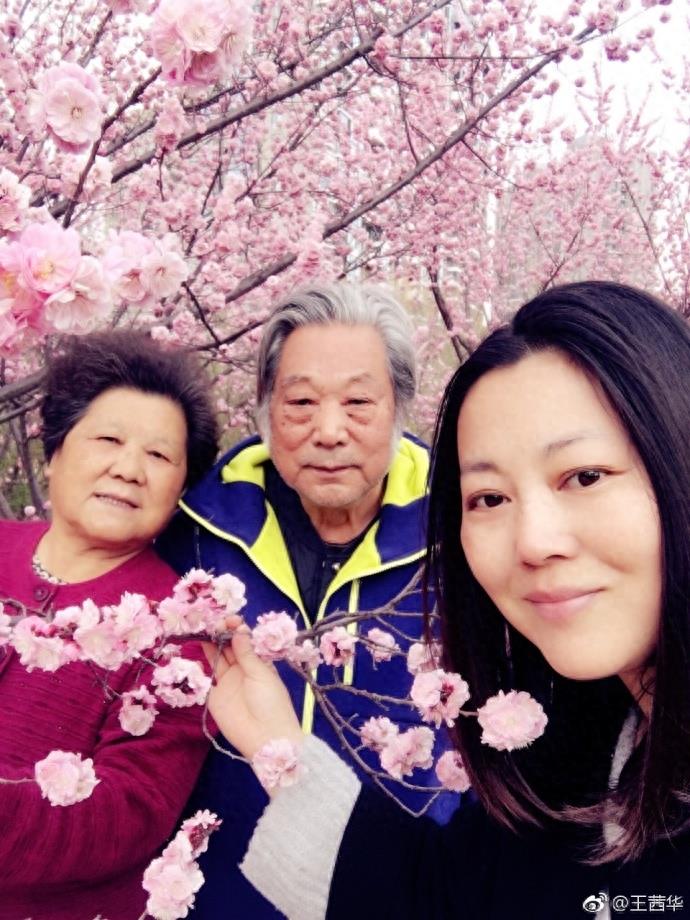 47岁王茜华全家出游照,素颜端庄漂亮 导演老公超有才 乖巧儿子浓眉大眼