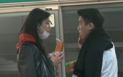 ​奚梦瑶何猷君甜蜜拥抱疑一块跨年，新恋情？