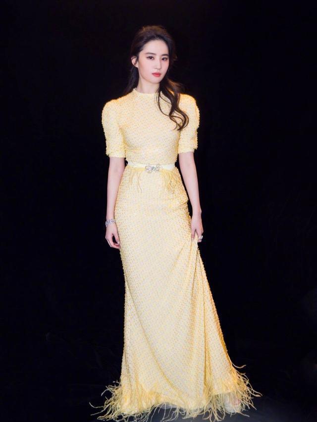 刘亦菲微博又遭“沦陷”,最后那件衣服简直美爆了!