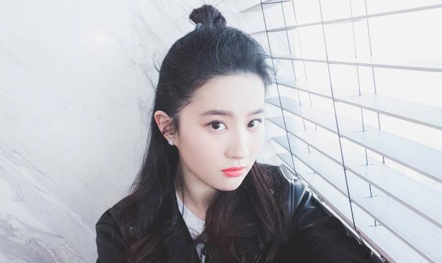 刘亦菲微博又遭“沦陷”,最后那件衣服简直美爆了!