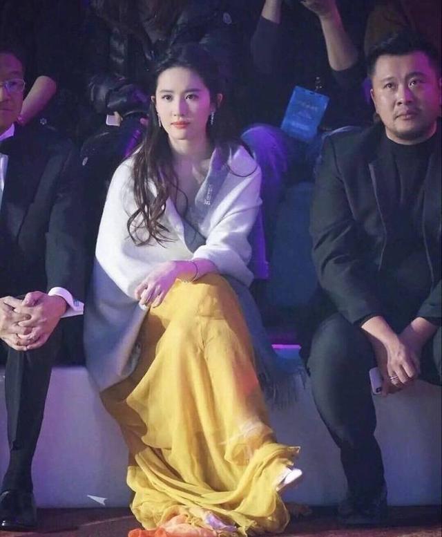 刘亦菲微博又遭“沦陷”,最后那件衣服简直美爆了!