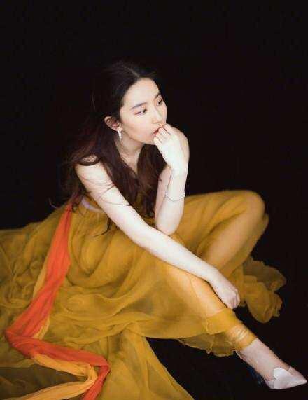 刘亦菲微博又遭“沦陷”,最后那件衣服简直美爆了!