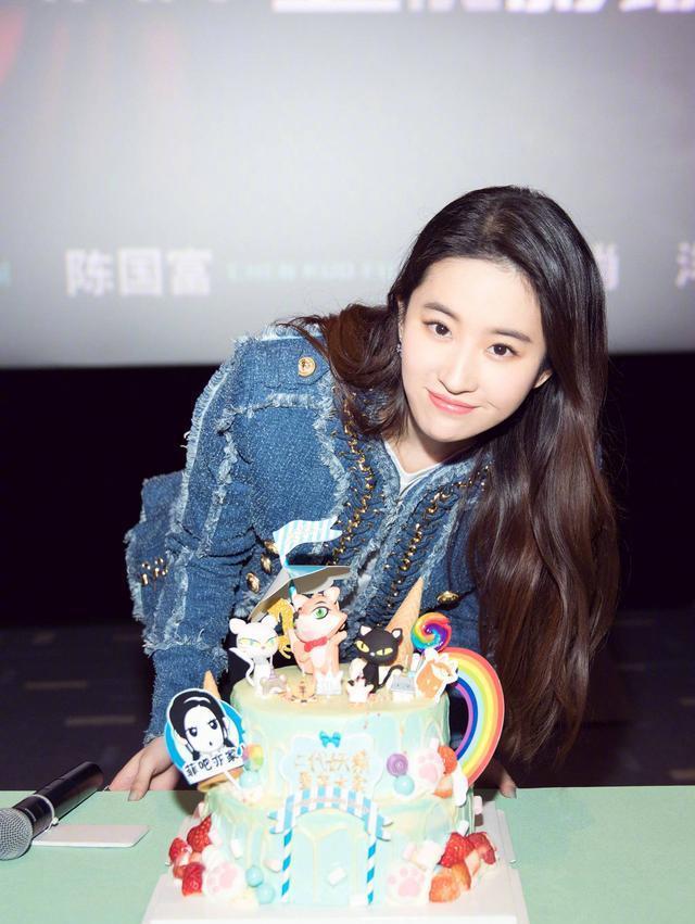 刘亦菲微博又遭“沦陷”,最后那件衣服简直美爆了!