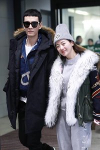 ​娱乐资讯：经超和妻子小李琳现身机场