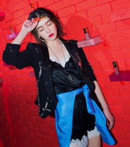 ​阚清子酷装亮相，腰间还系了一件蓝色衬衣，迷之时尚让人看不懂！