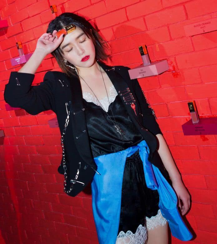 阚清子酷装亮相,腰间还系了一件蓝色衬衣,迷之时尚让人看不懂!