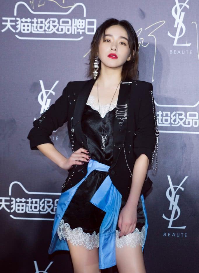 阚清子酷装亮相,腰间还系了一件蓝色衬衣,迷之时尚让人看不懂!