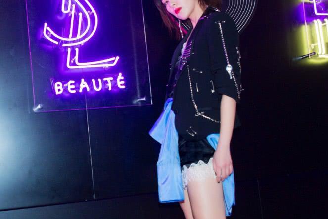 阚清子酷装亮相,腰间还系了一件蓝色衬衣,迷之时尚让人看不懂!